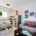 Renata -pool, Large Garden & Free Parking, 2 Minutes Walk From The וילה *