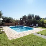 Renata -pool, Large Garden & Free Parking, 2 Minutes Walk From The * בארבאטי