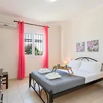 וילה Renata -pool, Large Garden & Free Parking, 2 Minutes Walk From The *
