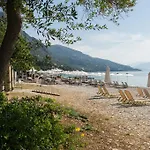 Renata -pool, Large Garden & Free Parking, 2 Minutes Walk From The *