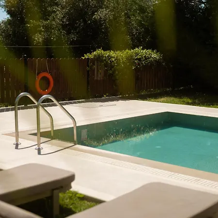 Renata -pool, Large Garden & Free Parking, 2 Minutes Walk From The *